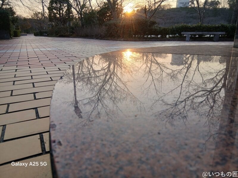 低いアングルから街中を撮影した写真 | モバイル比較レビュー.jp Galaxy A25 5G カメラ 低いアングルから街中を撮影した写真