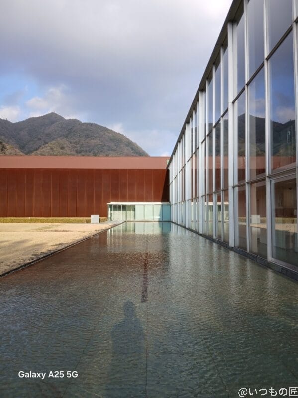 屋外で撮影した建物の写真 | モバイル比較レビュー.jp Galaxy A25 5G カメラ 屋外で撮影した建物の写真
