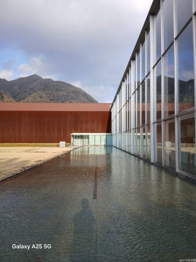 屋外で撮影した建物の写真 | モバイル比較レビュー.jp Galaxy A25 5G カメラ 屋外で撮影した建物の写真