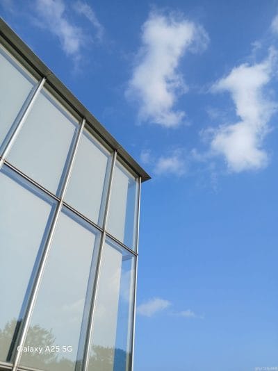 晴天下で撮影したガラス張りの建物の写真 | モバイル比較レビュー.jp Galaxy A25 5G カメラ 晴天下で撮影したガラス張りの建物の写真
