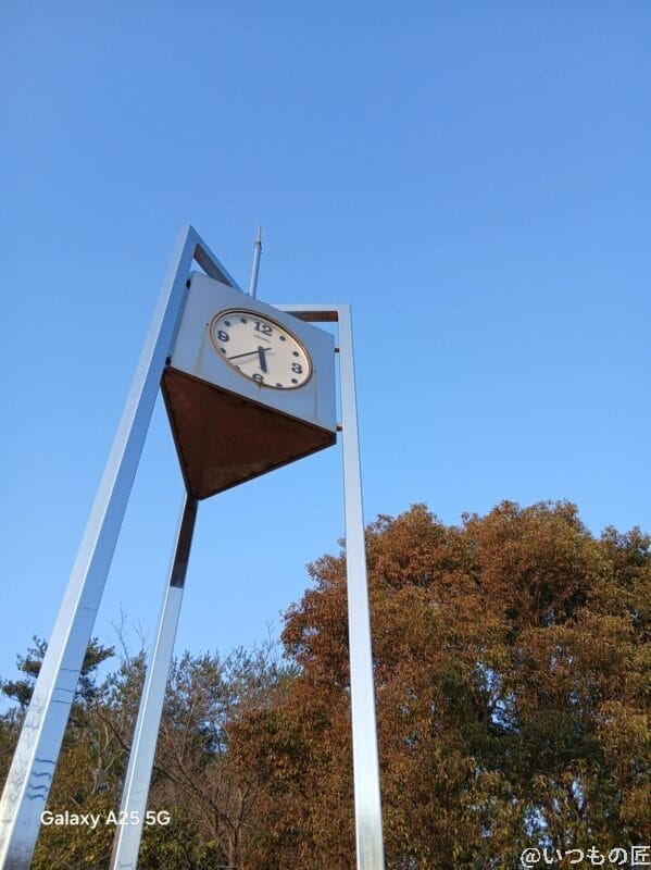 晴天下にそびえたつ時計塔を撮影した写真 | モバイル比較レビュー.jp Galaxy A25 5G カメラ 晴天下にそびえたつ時計塔を撮影した写真