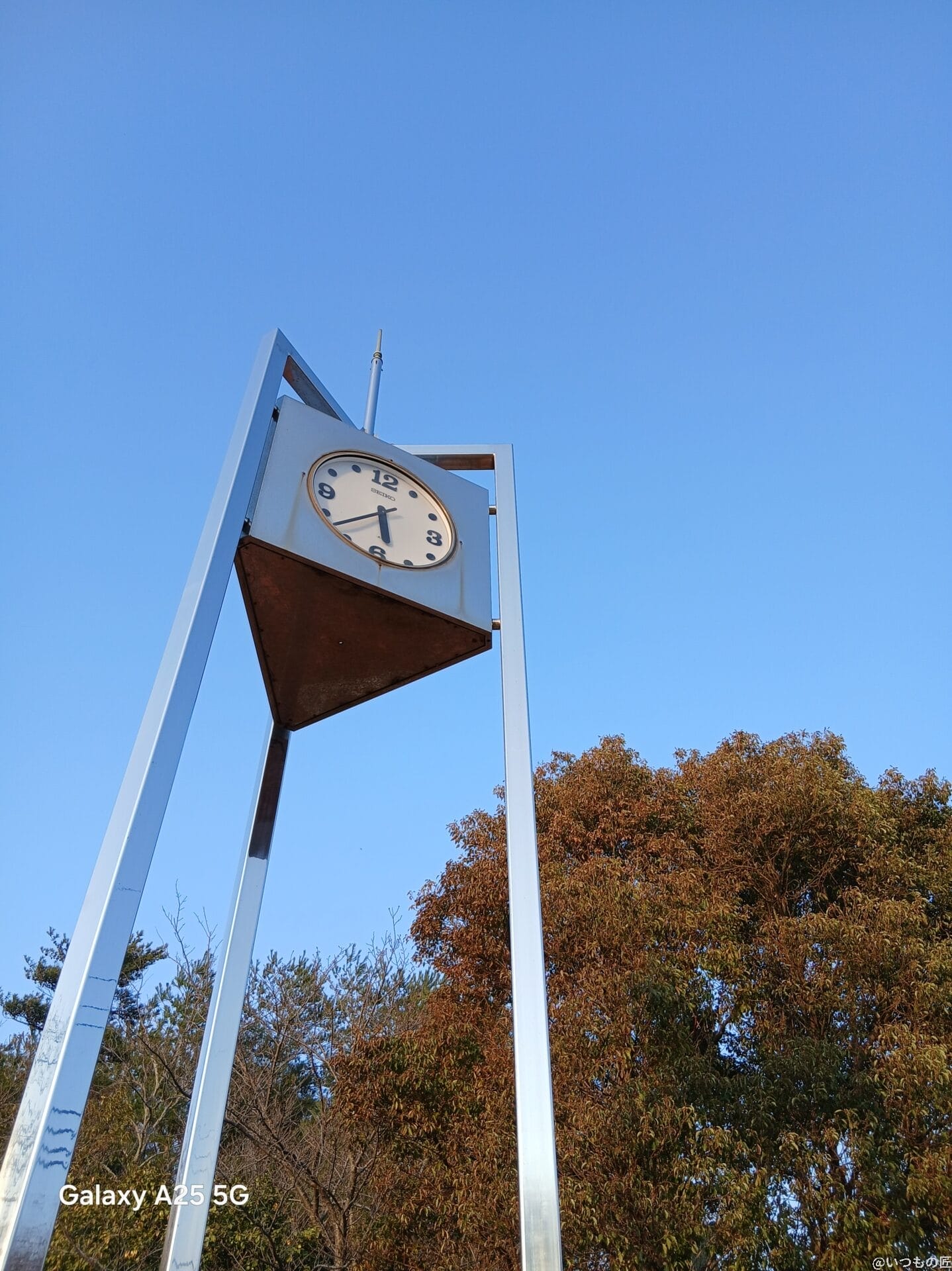 晴天下にそびえたつ時計塔を撮影した写真 | モバイル比較レビュー.jp Galaxy A25 5G カメラ 晴天下にそびえたつ時計塔を撮影した写真