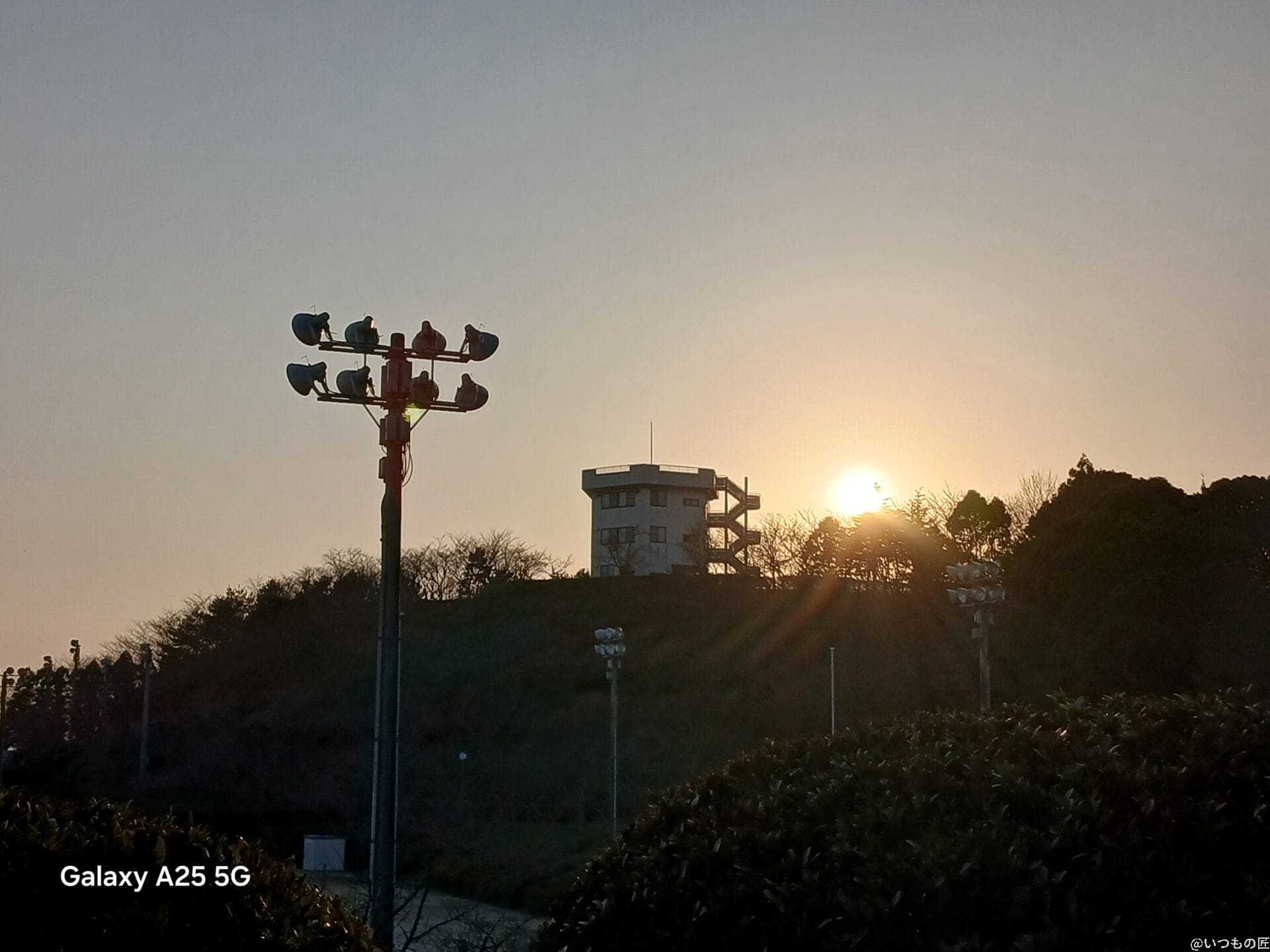 夕暮れ時の風景写真 | モバイル比較レビュー.jp Galaxy A25 5G カメラ 夕暮れ時の風景写真