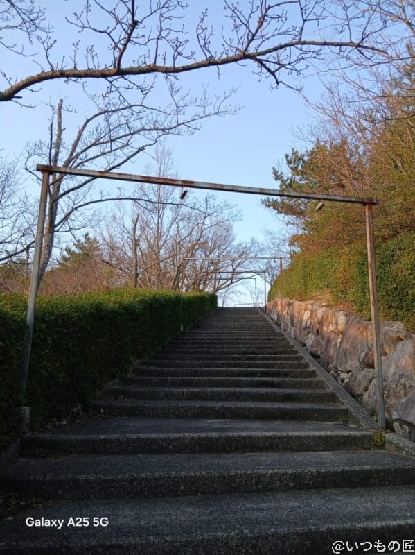 夕暮れ時の石階段を撮影した写真 | モバイル比較レビュー.jp Galaxy A25 5G カメラ 夕暮れ時の石階段を撮影した写真