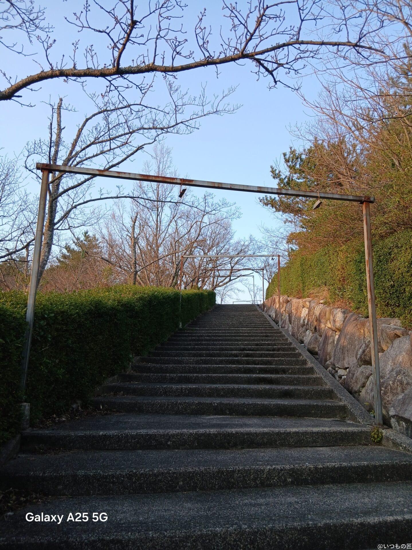 夕暮れ時の石階段を撮影した写真 | モバイル比較レビュー.jp Galaxy A25 5G カメラ 夕暮れ時の石階段を撮影した写真