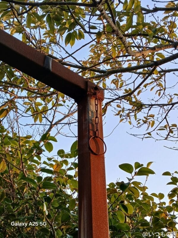 錆びた鉄の鎖を撮影した写真 | モバイル比較レビュー.jp Galaxy A25 5G カメラ 錆びた鉄の鎖を撮影した写真