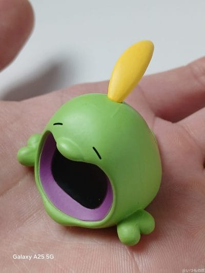 手のひらの上のフィギュアをマクロ撮影した写真 | モバイル比較レビュー.jp Galaxy A25 5G カメラ 手のひらの上のフィギュアをマクロ撮影した写真