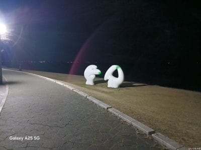 暗所で白いオブジェを撮影した写真 | モバイル比較レビュー.jp Galaxy A25 5G カメラ 暗所で白いオブジェを撮影した写真
