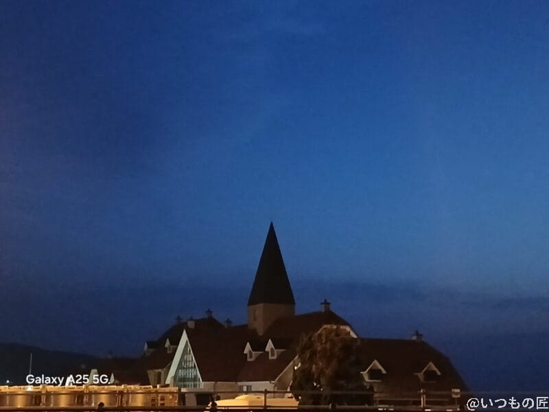 教会を遠方から暗所撮影した写真 | モバイル比較レビュー.jp Galaxy A25 5G カメラ 教会を遠方から暗所撮影した写真