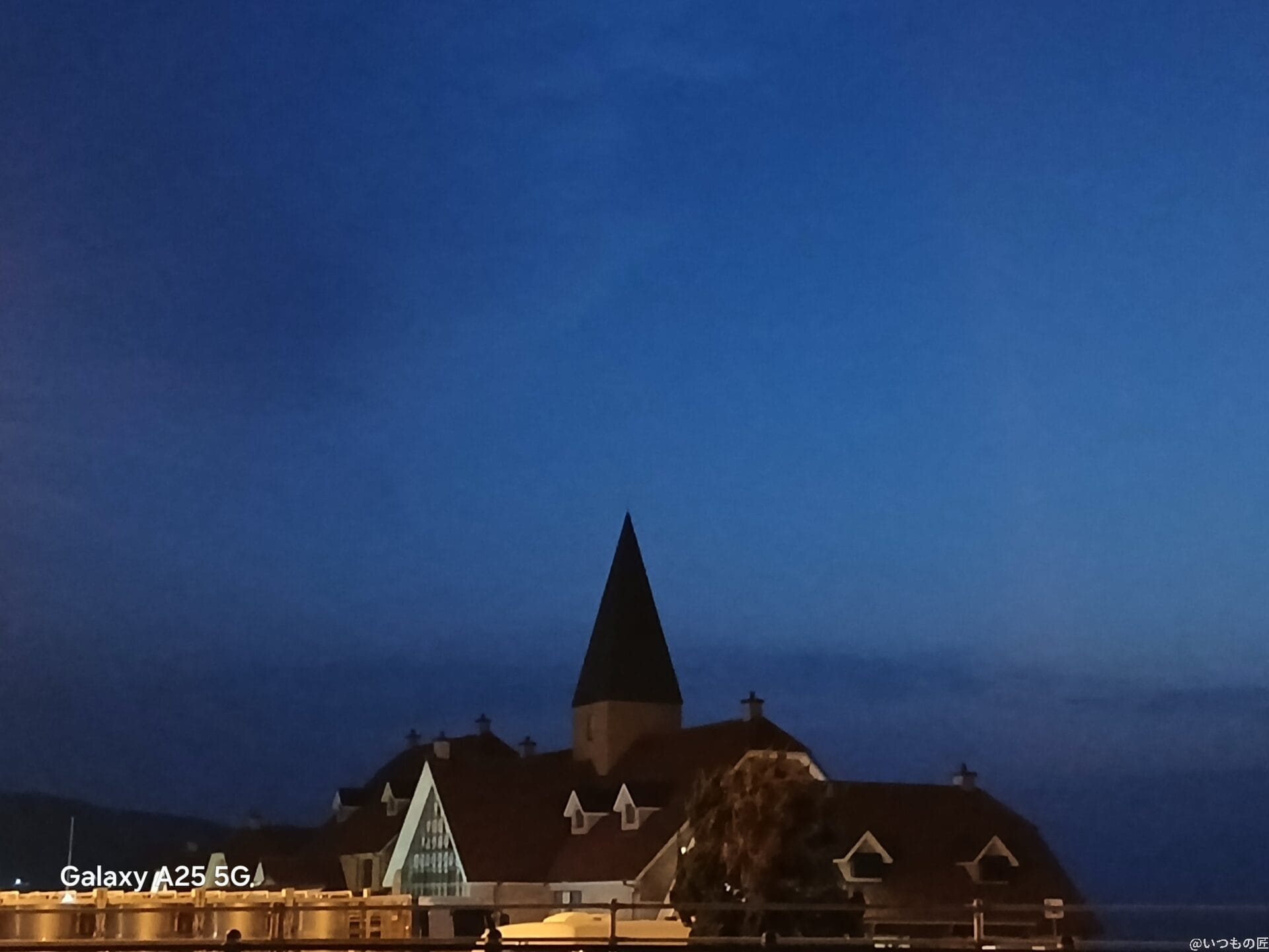教会を遠方から暗所撮影した写真 | モバイル比較レビュー.jp Galaxy A25 5G カメラ 教会を遠方から暗所撮影した写真