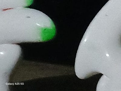 暗所で白いオブジェを撮影した写真 | モバイル比較レビュー.jp Galaxy A25 5G カメラ 暗所で白いオブジェを撮影した写真