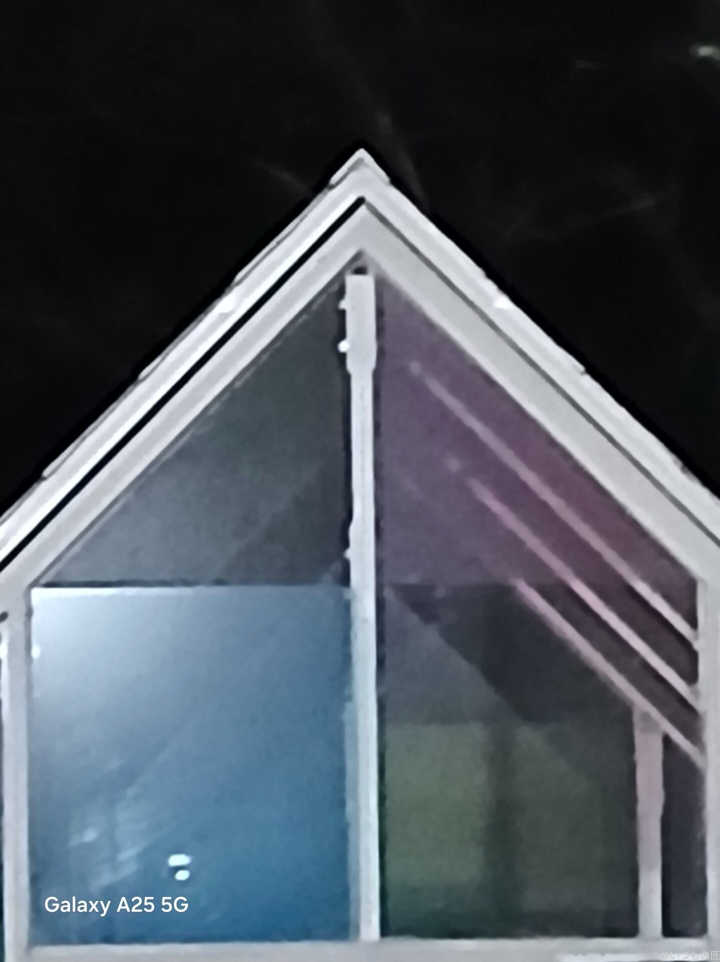 暗所でガラス張りの小屋を撮影した写真 | モバイル比較レビュー.jp Galaxy A25 5G カメラ 暗所でガラス張りの小屋を撮影した写真