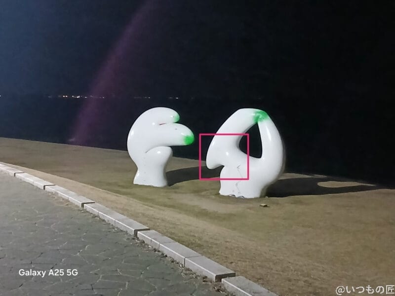 白いオブジェをズーム撮影した夜景写真 | モバイル比較レビュー.jp Galaxy A25 5G カメラ 白いオブジェをズーム撮影した夜景写真