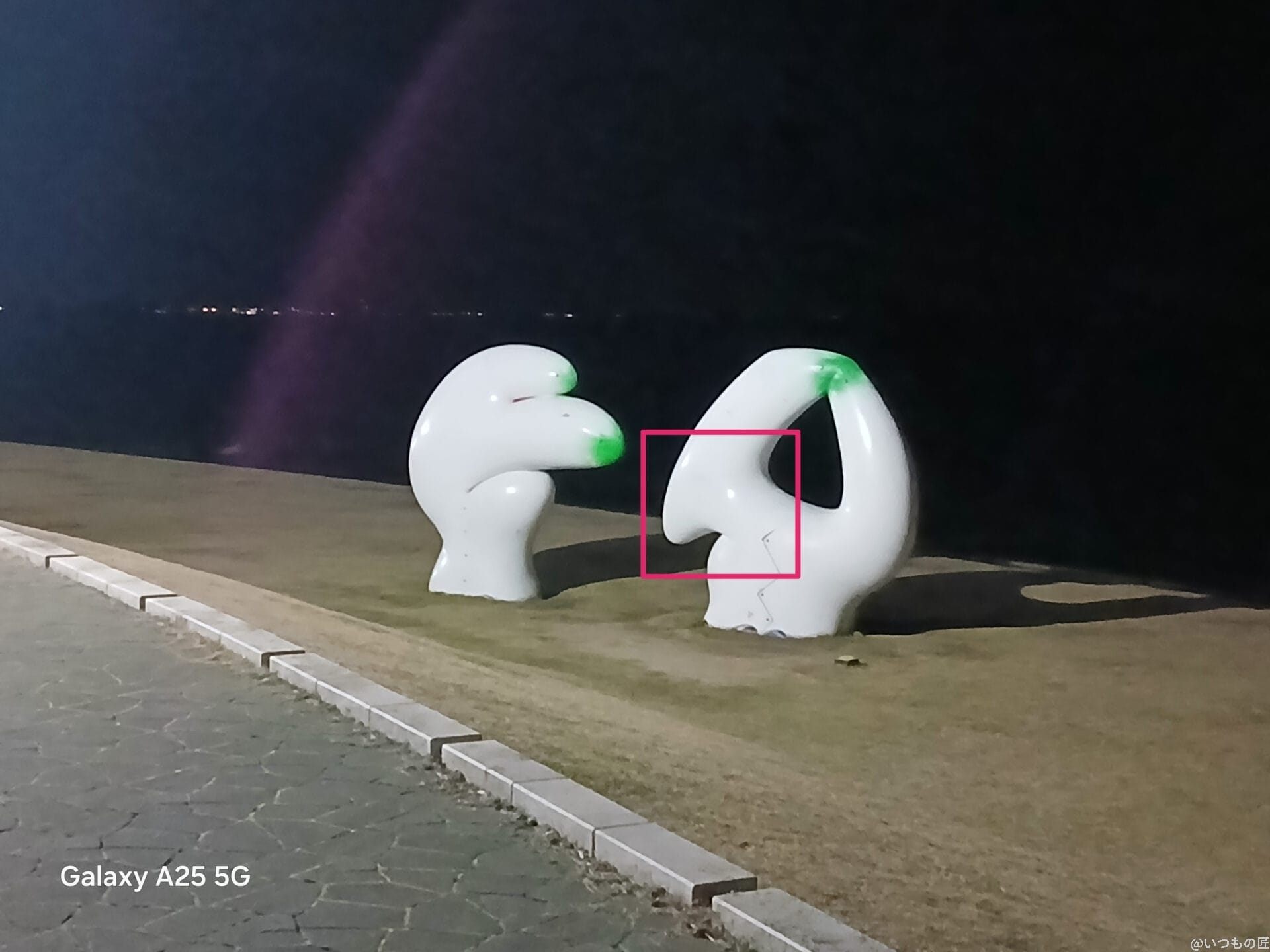 白いオブジェをズーム撮影した夜景写真 | モバイル比較レビュー.jp Galaxy A25 5G カメラ 白いオブジェをズーム撮影した夜景写真