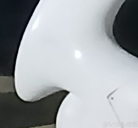 白いオブジェをズーム撮影した夜景写真 | モバイル比較レビュー.jp Galaxy A25 5G カメラ 白いオブジェをズーム撮影した夜景写真