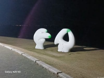 暗所で白いオブジェを撮影した写真 | モバイル比較レビュー.jp Galaxy A25 5G カメラ 暗所で白いオブジェを撮影した写真