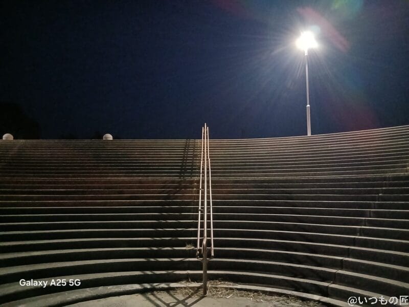 屋外で石の階段を暗所撮影した写真 | モバイル比較レビュー.jp Galaxy A25 5G カメラ 屋外で石の階段を暗所撮影した写真