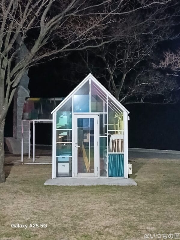 ガラス張りの小屋を撮影した夜景写真 | モバイル比較レビュー.jp Galaxy A25 5G カメラ ガラス張りの小屋を撮影した夜景写真