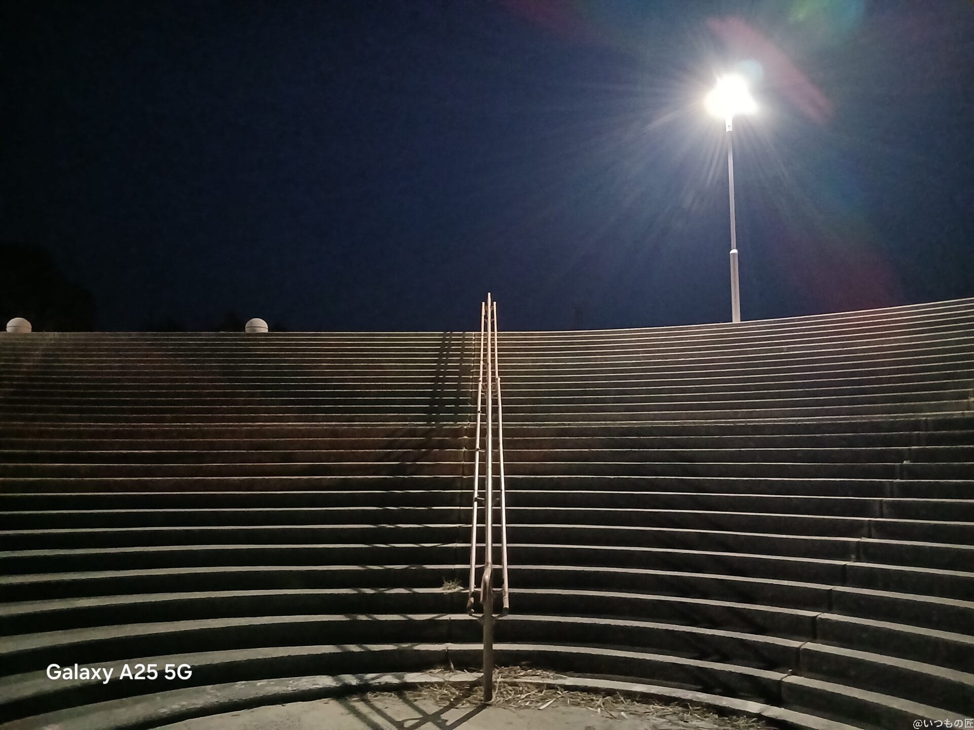 屋外で石の階段を暗所撮影した写真 | モバイル比較レビュー.jp Galaxy A25 5G カメラ 屋外で石の階段を暗所撮影した写真