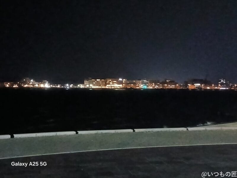 夜間の海辺を撮影した写真 | モバイル比較レビュー.jp Galaxy A25 5G カメラ 夜間の海辺を撮影した写真