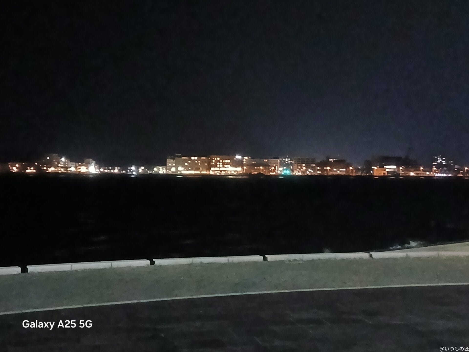 夜間の海辺を撮影した写真 | モバイル比較レビュー.jp Galaxy A25 5G カメラ 夜間の海辺を撮影した写真