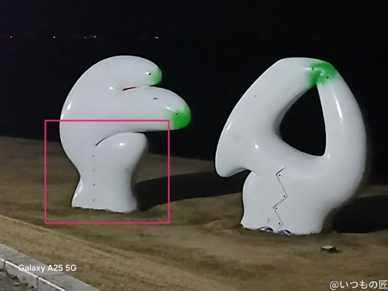 白いオブジェをズーム撮影した夜景写真 | モバイル比較レビュー.jp Galaxy A25 5G カメラ 白いオブジェをズーム撮影した夜景写真