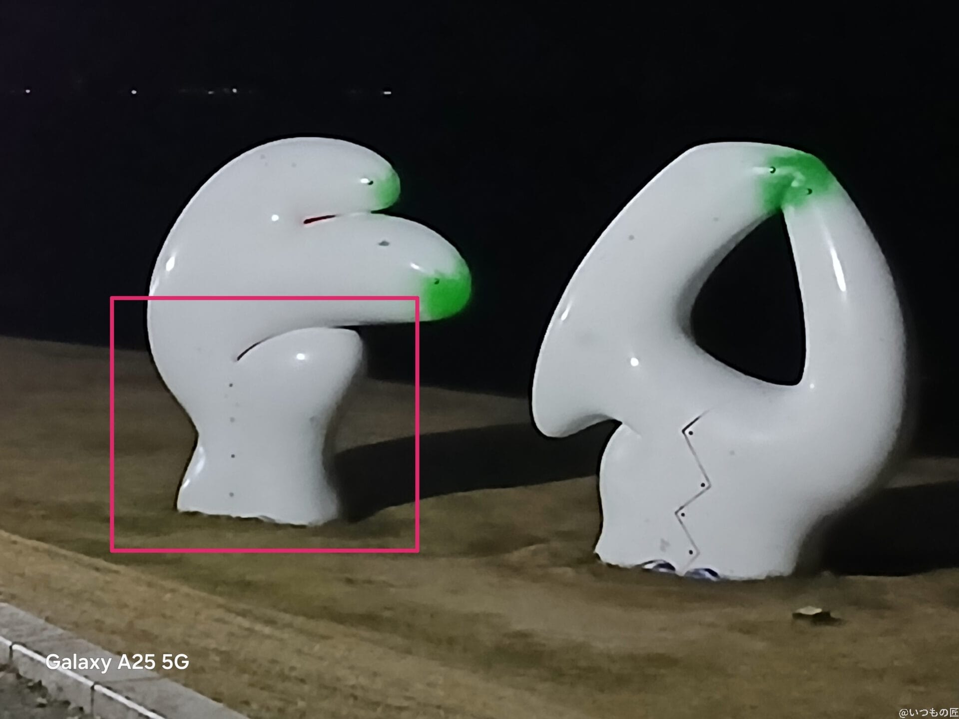 白いオブジェをズーム撮影した夜景写真 | モバイル比較レビュー.jp Galaxy A25 5G カメラ 白いオブジェをズーム撮影した夜景写真
