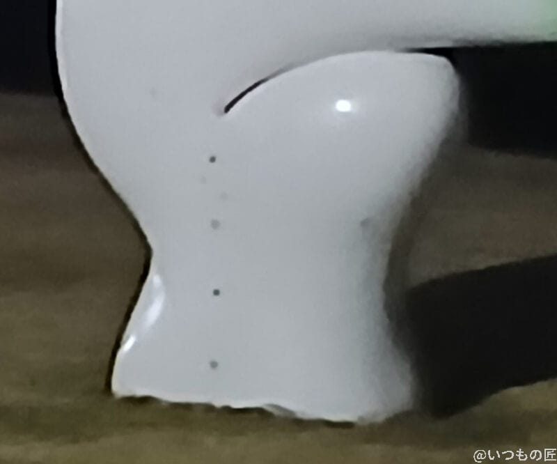 白いオブジェをズーム撮影した夜景写真 | モバイル比較レビュー.jp Galaxy A25 5G カメラ 白いオブジェをズーム撮影した夜景写真