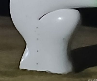 白いオブジェをズーム撮影した夜景写真 | モバイル比較レビュー.jp Galaxy A25 5G カメラ 白いオブジェをズーム撮影した夜景写真