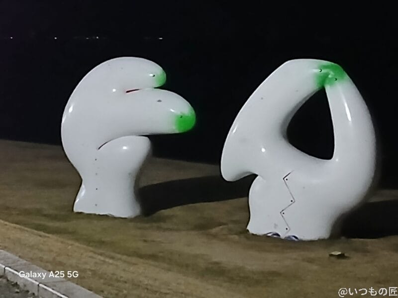 暗所で白いオブジェを撮影した写真 | モバイル比較レビュー.jp Galaxy A25 5G カメラ 暗所で白いオブジェを撮影した写真