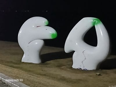 暗所で白いオブジェを撮影した写真 | モバイル比較レビュー.jp Galaxy A25 5G カメラ 暗所で白いオブジェを撮影した写真