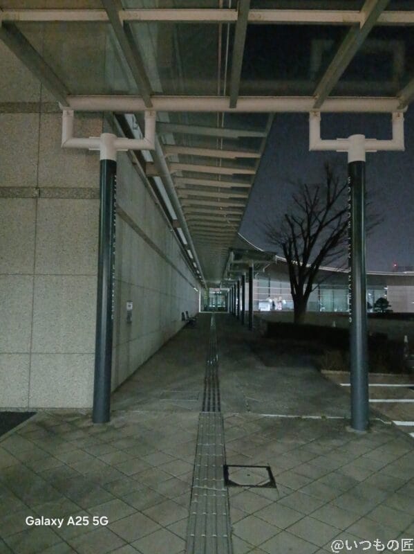 建物の夜景写真 | モバイル比較レビュー.jp Galaxy A25 5G カメラ 建物の夜景写真