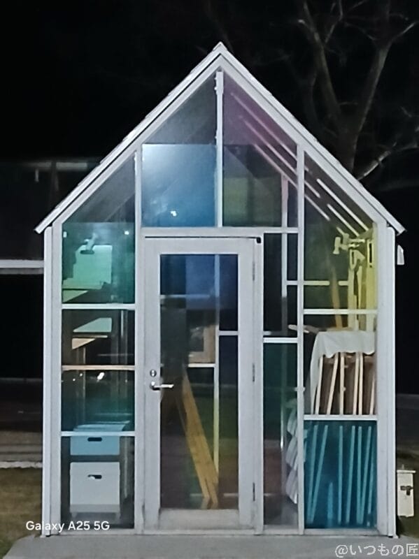 暗所でガラス張りの小屋を撮影した写真 | モバイル比較レビュー.jp Galaxy A25 5G カメラ 暗所でガラス張りの小屋を撮影した写真