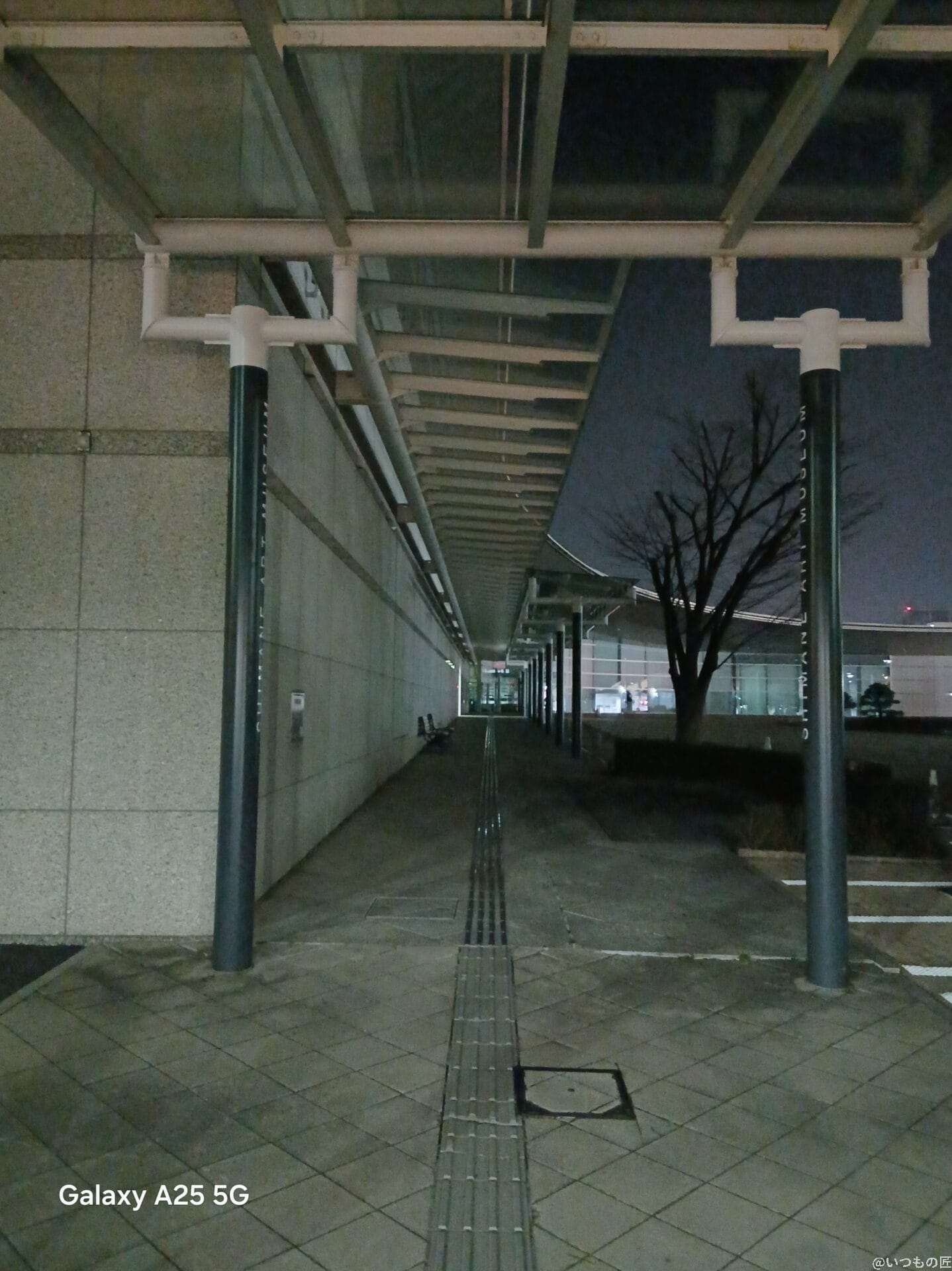 建物の夜景写真 | モバイル比較レビュー.jp Galaxy A25 5G カメラ 建物の夜景写真