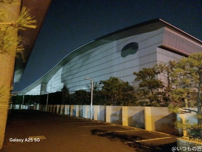 建物の夜景写真 | モバイル比較レビュー.jp Galaxy A25 5G カメラ 建物の夜景写真