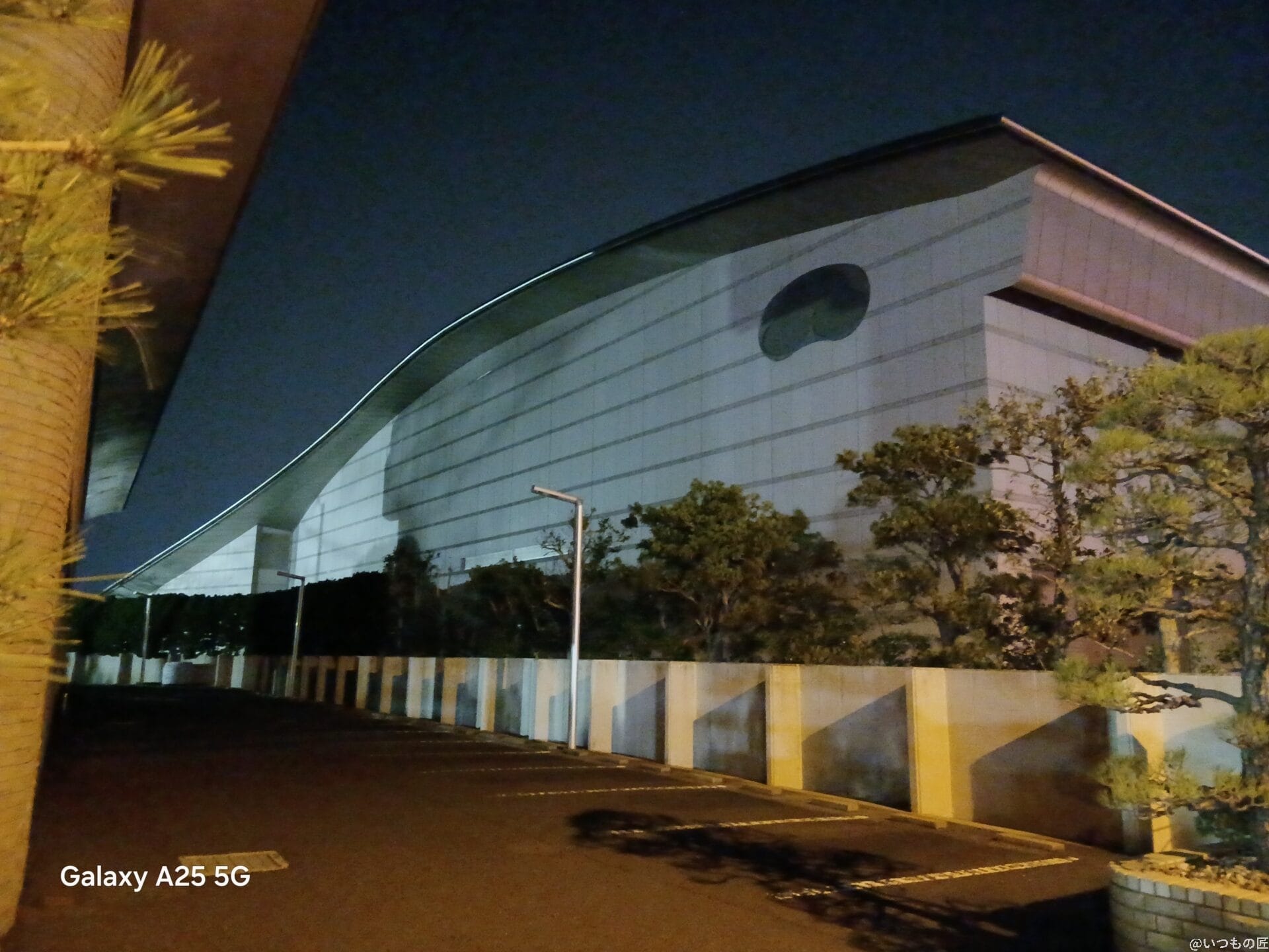 建物の夜景写真 | モバイル比較レビュー.jp Galaxy A25 5G カメラ 建物の夜景写真