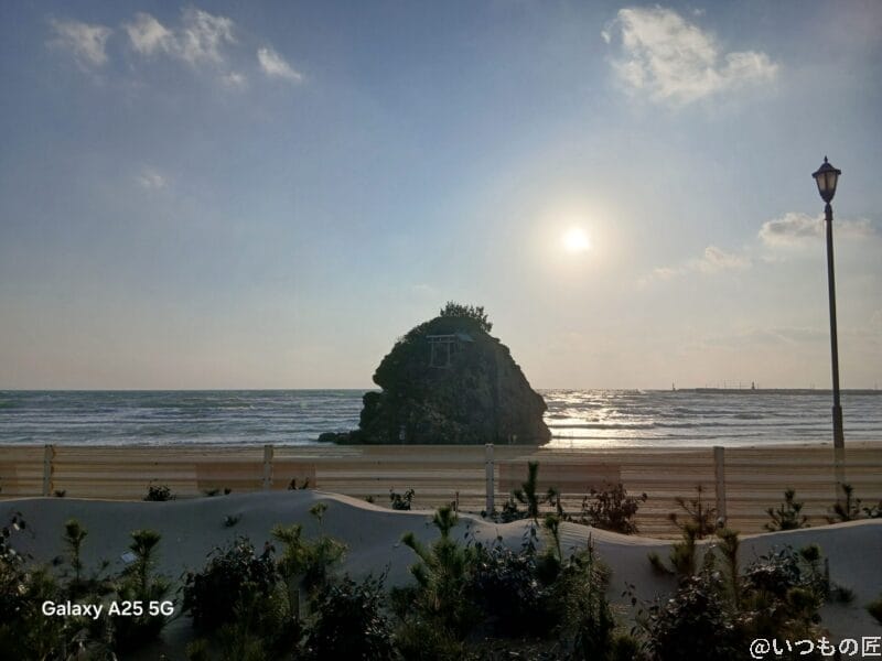 夕暮れ時の浜辺の写真 | モバイル比較レビュー.jp Galaxy A25 5G カメラ 夕暮れ時の浜辺の写真