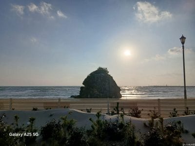 夕暮れ時の浜辺の写真 | モバイル比較レビュー.jp Galaxy A25 5G カメラ 夕暮れ時の浜辺の写真