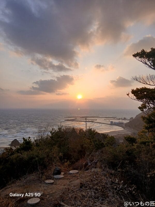 夕陽に染まる海辺を撮影した写真 | モバイル比較レビュー.jp Galaxy A25 5G カメラ 夕陽に染まる海辺を撮影した写真
