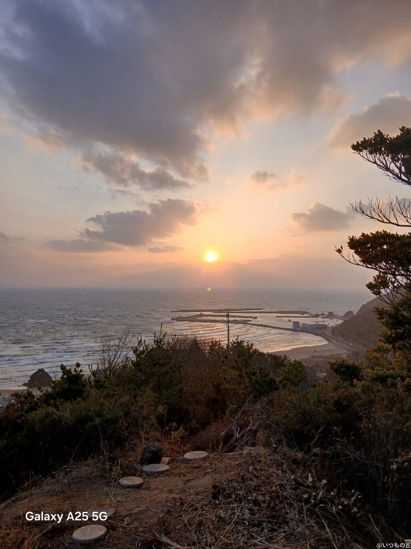 夕陽に染まる海辺を撮影した写真 | モバイル比較レビュー.jp Galaxy A25 5G カメラ 夕陽に染まる海辺を撮影した写真