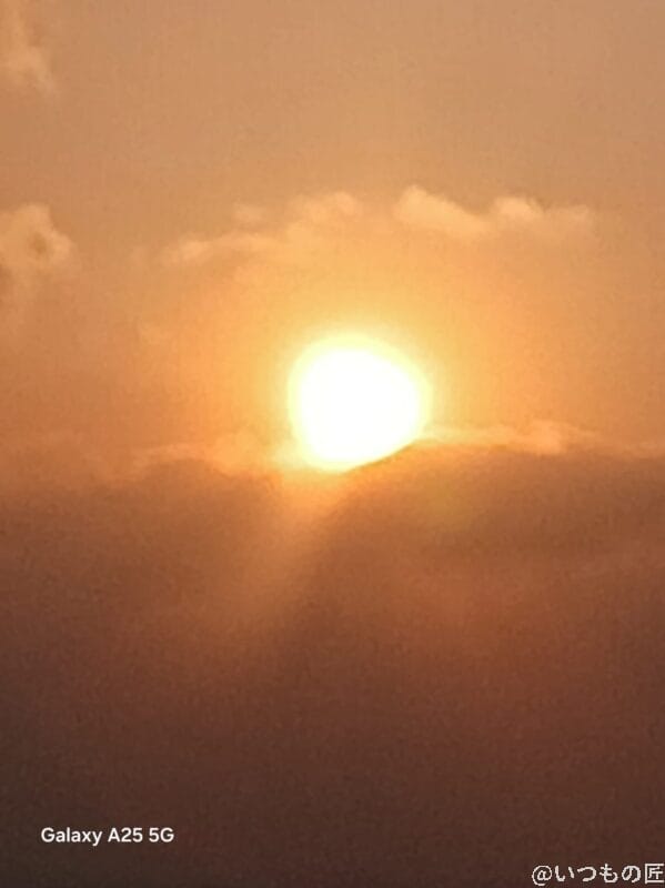 夕陽に染まる海辺を撮影した写真 | モバイル比較レビュー.jp Galaxy A25 5G カメラ 夕陽に染まる海辺を撮影した写真