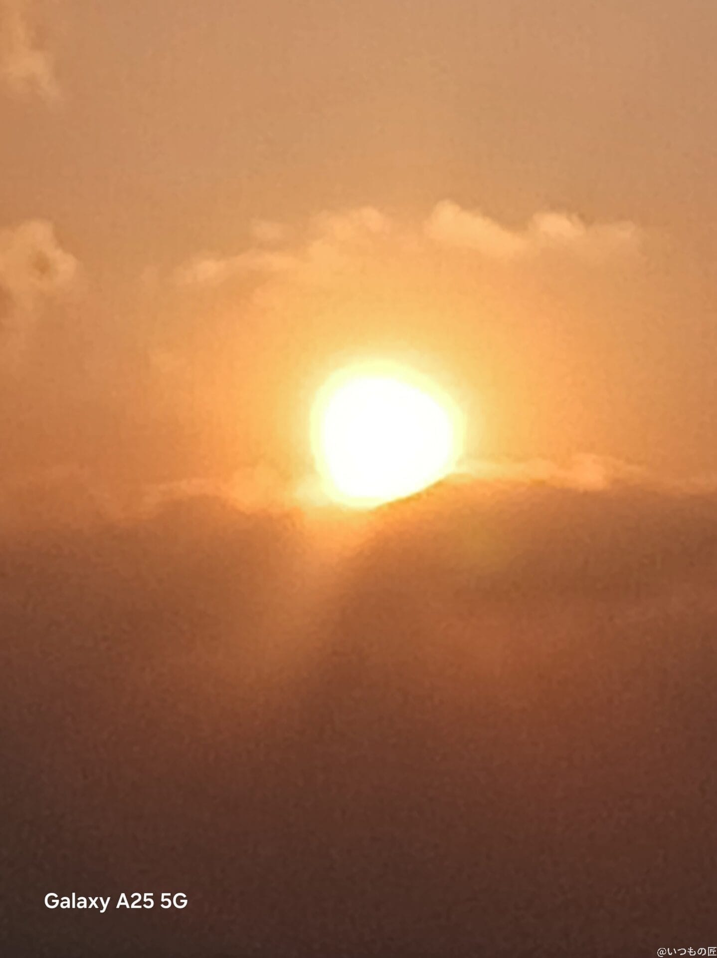 夕陽に染まる海辺を撮影した写真 | モバイル比較レビュー.jp Galaxy A25 5G カメラ 夕陽に染まる海辺を撮影した写真