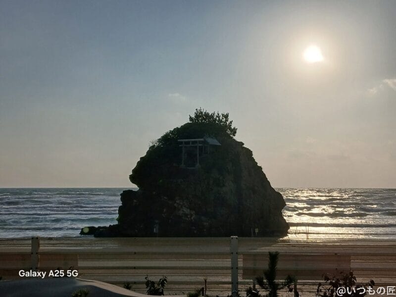 夕暮れ時の浜辺の写真 | モバイル比較レビュー.jp Galaxy A25 5G カメラ 夕暮れ時の浜辺の写真