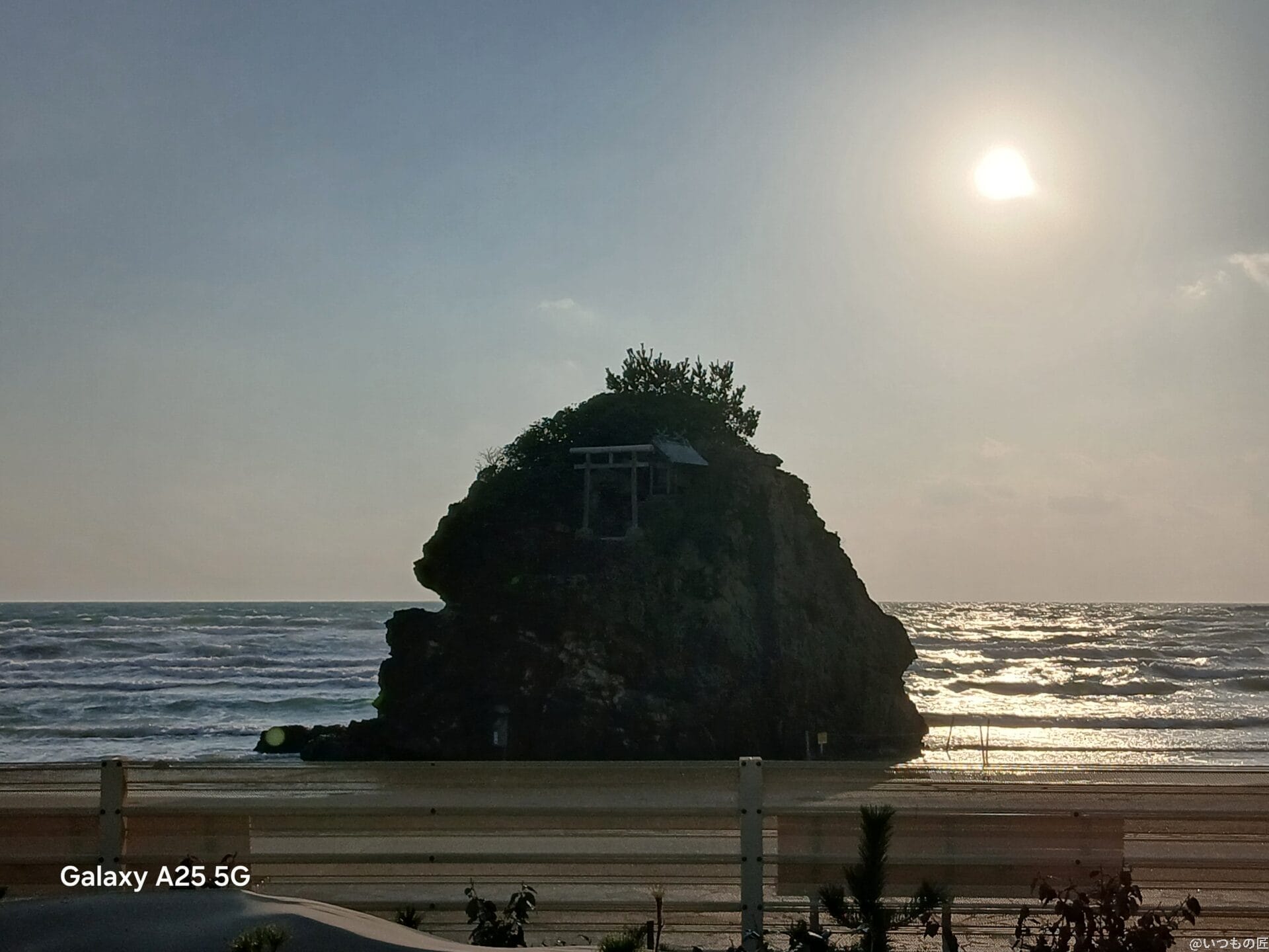 夕暮れ時の浜辺の写真 | モバイル比較レビュー.jp Galaxy A25 5G カメラ 夕暮れ時の浜辺の写真