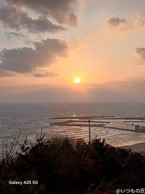 夕陽に染まる海辺を撮影した写真 | モバイル比較レビュー.jp Galaxy A25 5G カメラ 夕陽に染まる海辺を撮影した写真