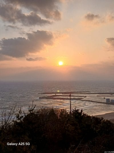 夕陽に染まる海辺を撮影した写真 | モバイル比較レビュー.jp Galaxy A25 5G カメラ 夕陽に染まる海辺を撮影した写真