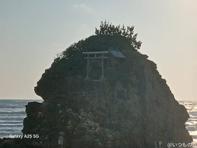 夕暮れ時の浜辺の写真 | モバイル比較レビュー.jp Galaxy A25 5G カメラ 夕暮れ時の浜辺の写真