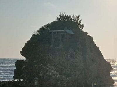 夕暮れ時の浜辺の写真 | モバイル比較レビュー.jp Galaxy A25 5G カメラ 夕暮れ時の浜辺の写真