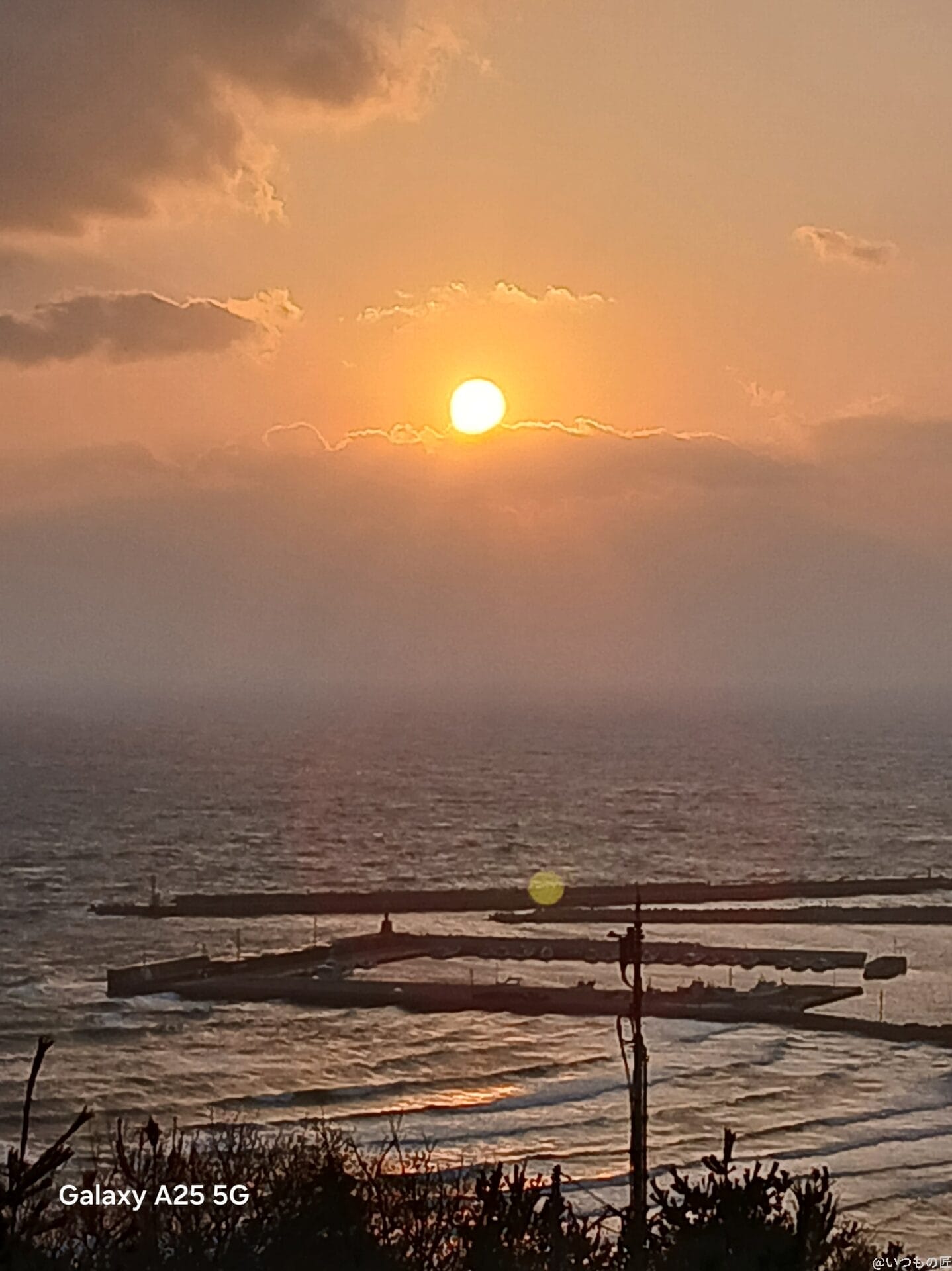 夕陽に染まる海辺を撮影した写真 | モバイル比較レビュー.jp Galaxy A25 5G カメラ 夕陽に染まる海辺を撮影した写真