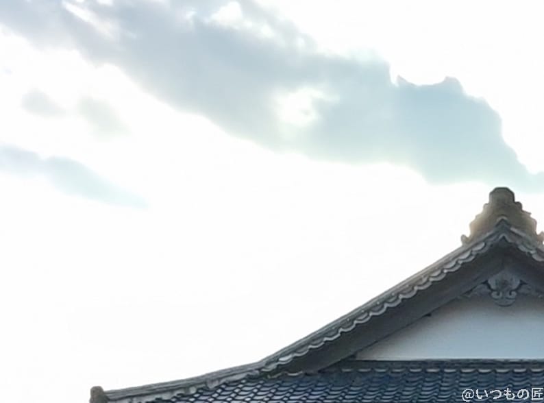 建物の屋根を切り抜き・拡大した写真 | モバイル比較レビュー.jp nubia Z70 Ultra カメラ 建物の屋根を切り抜き・拡大した写真